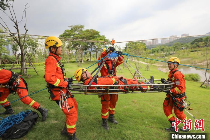 成功將“被困人員”救出?！±钤x 攝