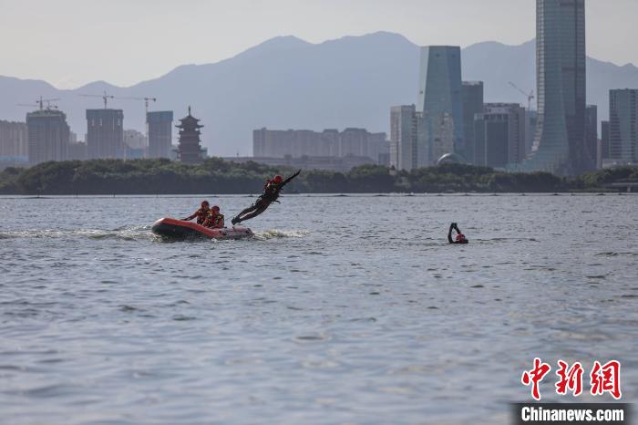 消防員在水上開展“活餌救援”訓練?！±钤x 攝