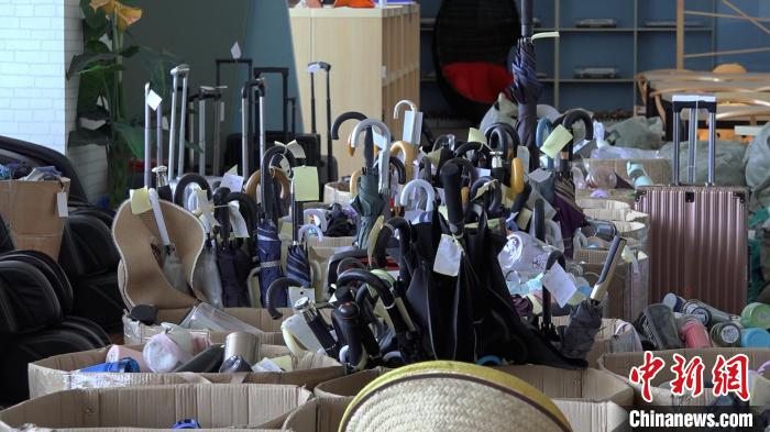 上海虹橋火車站遺失物爆滿3個(gè)倉(cāng)庫(kù)。　康玉湛 攝
