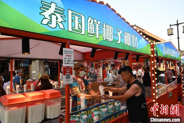 內蒙古呼和浩特市，泰國椰奶吸引游客品嘗?！⑽娜A 攝