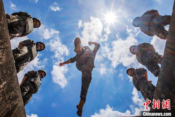 武警官兵在進(jìn)行跨越壕溝障礙訓(xùn)練。　余海洋 攝