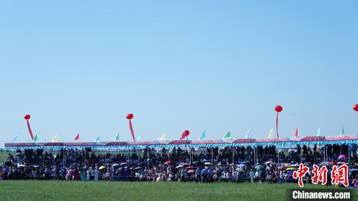 內(nèi)蒙古烏珠穆沁草原盛夏啟幕那達慕數(shù)萬牧民赴盛會