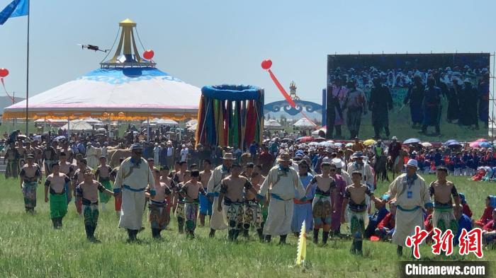 圖為開幕式上的小搏克手。　奧藍 攝