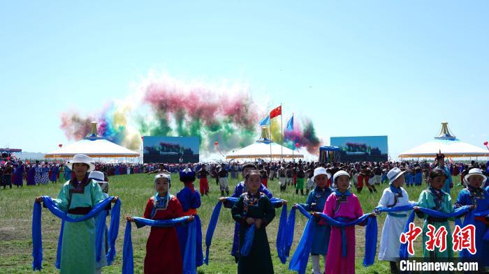 圖為開幕式上的牧民小朋友?！W藍 攝