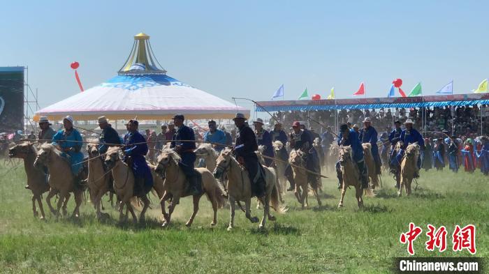 圖為牧民們在開幕式上展示精湛騎術?！W藍 攝
