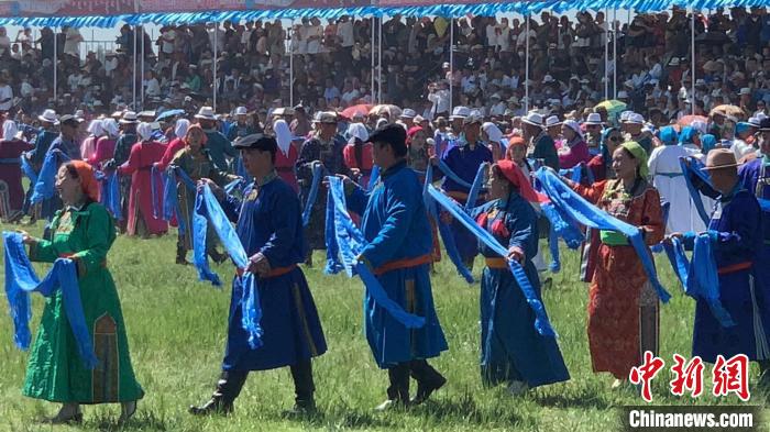 圖為正在參與演出的當?shù)啬撩瘛！W藍 攝