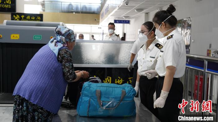 游客正有序通過海關(guān)查驗。　李森 攝