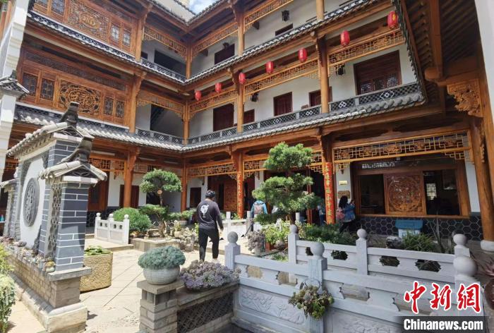 圖為曲靖市麒麟?yún)^(qū)沿江街道大龍社區(qū)中的一家民宿?！×_婕 攝