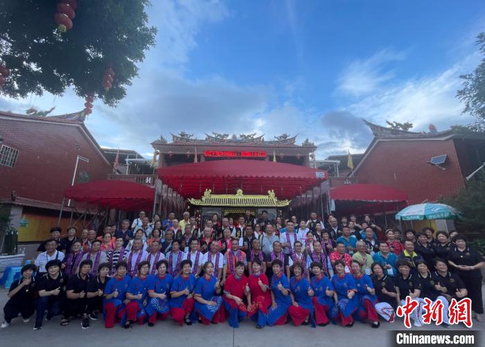 兩岸媽祖信眾合影留念?！↓埼膮^(qū)委臺(tái)港澳辦供圖