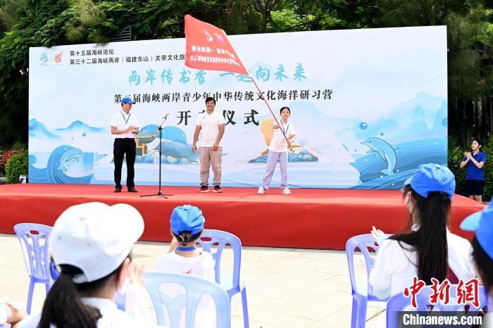 研習(xí)營(yíng)授旗儀式?！埥鸫?攝