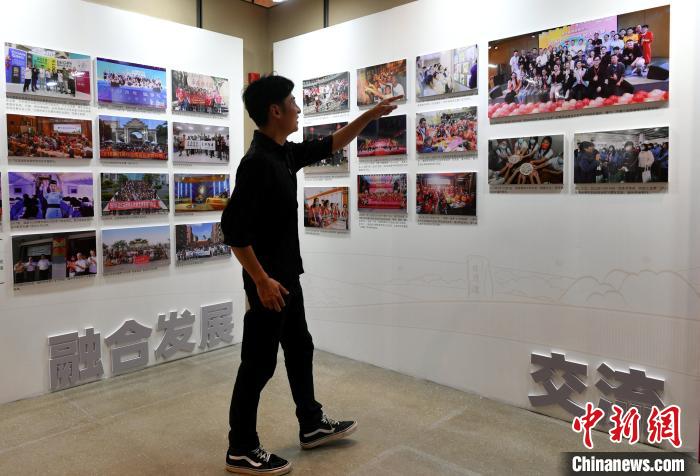 來自臺(tái)灣桃園的“80后”音樂人張家豪正在參觀圖片展?！蚊?攝