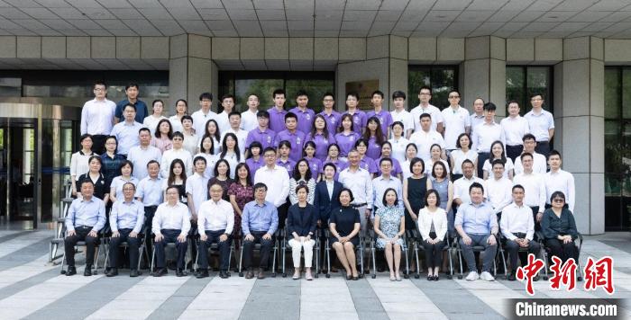 參加開學(xué)啟動儀式的全體代表合影。　中國科學(xué)院 供圖