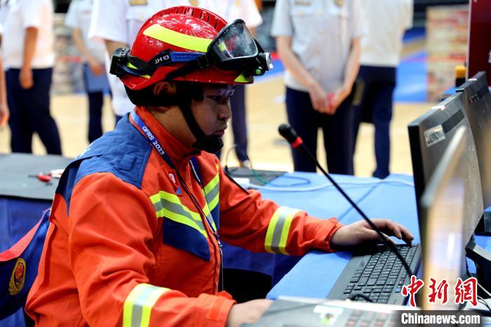 圖為競賽現(xiàn)場，參賽選手正在進行現(xiàn)場通信保障科目競賽。　薛蒂 攝