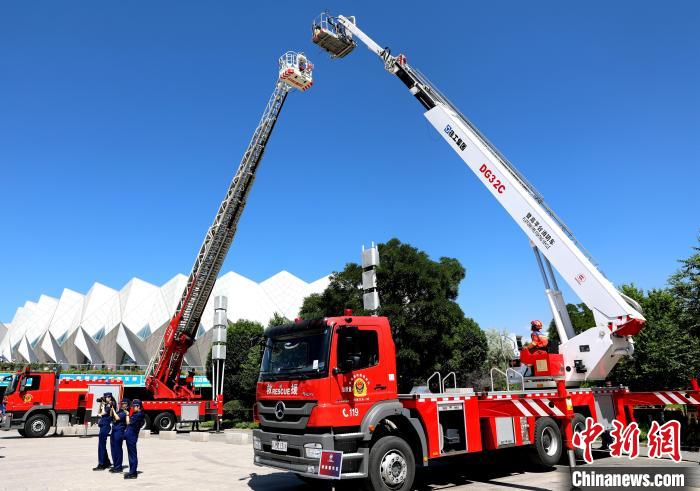 圖為登高平臺消防車故障排除及應(yīng)用競賽項目現(xiàn)場?！⊙Φ?攝