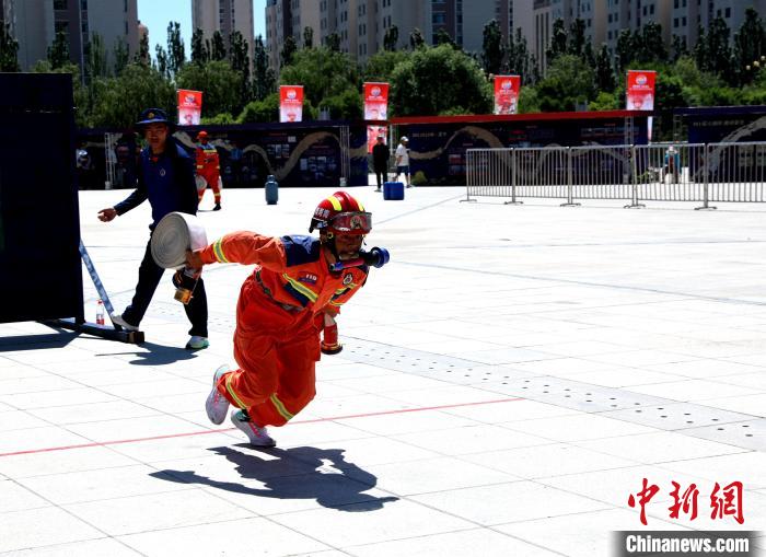 圖為參賽隊員正在進行100米消防障礙科目競賽?！⊙Φ?攝