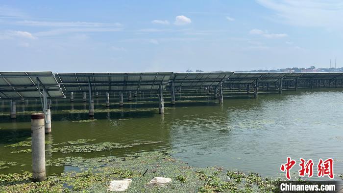 光伏板遮罩水面，既可發(fā)電，又可降低夏季坑塘底泥發(fā)酵量?！堁┯?攝