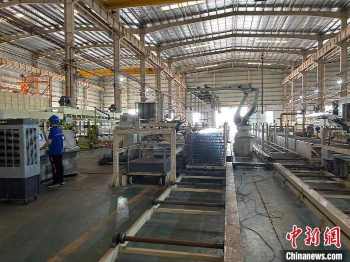 圖為江西撫州安通新材科技有限公司內(nèi)，智能擠壓生產(chǎn)線正在生產(chǎn)光伏組件鋁制品?！≈飕?攝