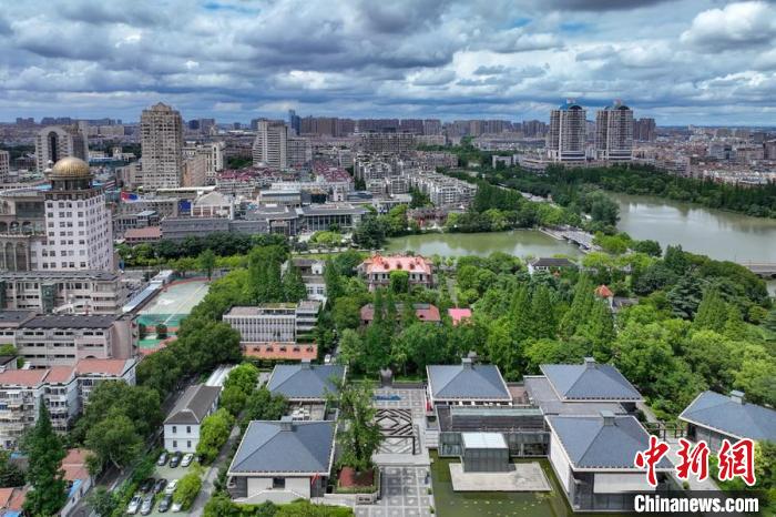 中國(guó)第一座公共博物館——南通博物苑坐落于風(fēng)光秀美的濠河之濱?！°蟛?攝