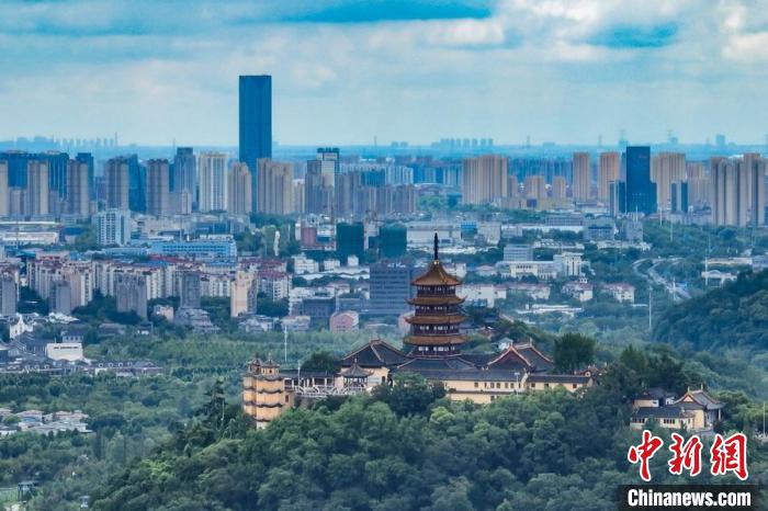 航拍南通崇川區(qū)，古今建筑相互映襯。　泱波 攝