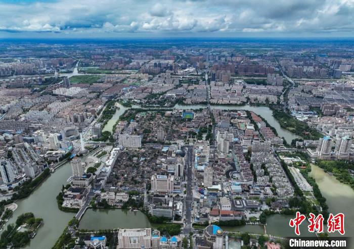 濠河猶如一條翡翠項(xiàng)鏈，環(huán)城三十里，清波蕩漾。　泱波 攝