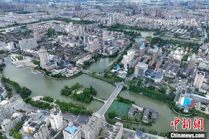 濠河已經(jīng)成為游客和市民感受南通歷史文化的最美窗口，成為融入崇川老百姓日常生活、人人共享的城市大公園。　泱波 攝