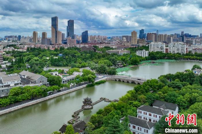 崇川區(qū)擁有獨(dú)特的江海文化特質(zhì)，是著名的教育之鄉(xiāng)、體育強(qiáng)區(qū)、文博之城?！°蟛?攝