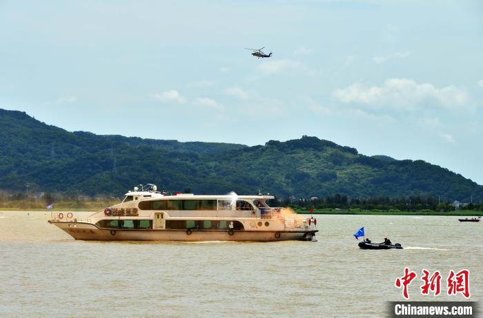 圖為各海上救援力量抵達(dá)演練現(xiàn)場?！埍?攝