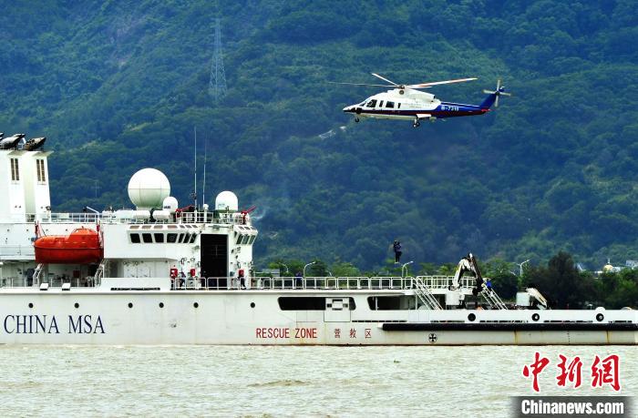 圖為7月18日，演練現(xiàn)場救助直升機(jī)將“落水”人員轉(zhuǎn)移就醫(yī)?！埍?攝