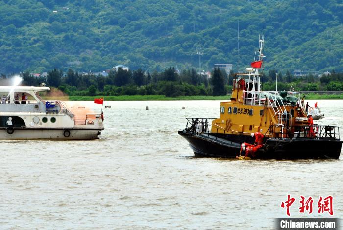 圖為7月18日，演練現(xiàn)場救援人員在海上救助遇險人員。　張斌 攝