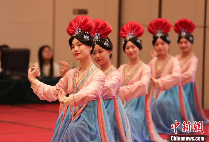 活動(dòng)現(xiàn)場舉行了具有濃郁太原地方特色的文藝表演?！≈鬓k方供圖