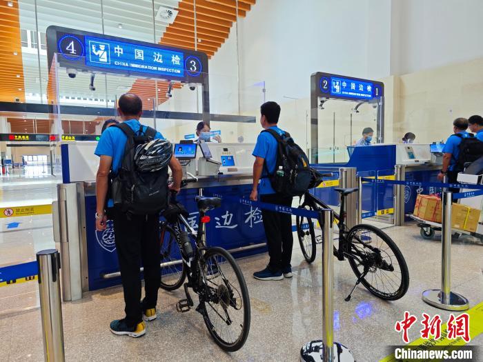 馬祖體育代表團(tuán)隊員推著自行車辦理通關(guān)手續(xù)?！￡惢?攝