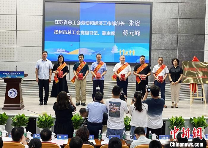 活動(dòng)現(xiàn)場(chǎng)向6位“揚(yáng)州大工匠”頒發(fā)“揚(yáng)州市五一勞動(dòng)獎(jiǎng)?wù)隆奔白C書(shū)?！〈藜衙?攝