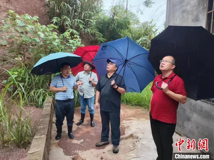 自然資源部駐廣西專家雷明堂和防城港市自然資源局工作組在防城區(qū)檢查指導?！V西自然資源廳 供圖