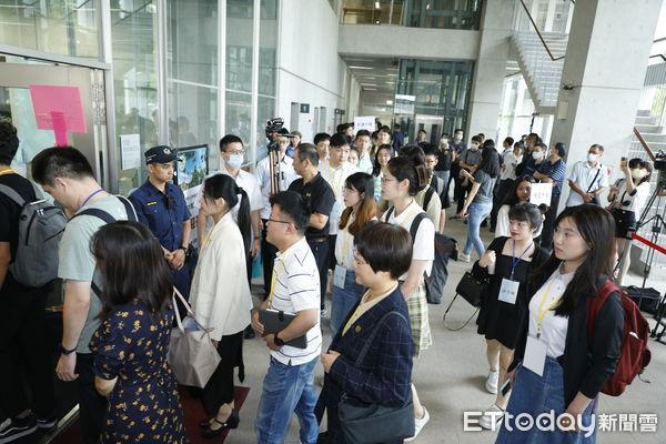 訪臺(tái)陸生說(shuō)兩岸同根同源被綠營(yíng)抹黑為“統(tǒng)戰(zhàn)”馬英九基金會(huì):難道你是美國(guó)人?