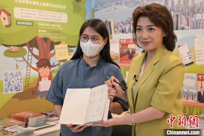 朱可為讀者在新書《可看香港》上簽名。　陳永諾 攝