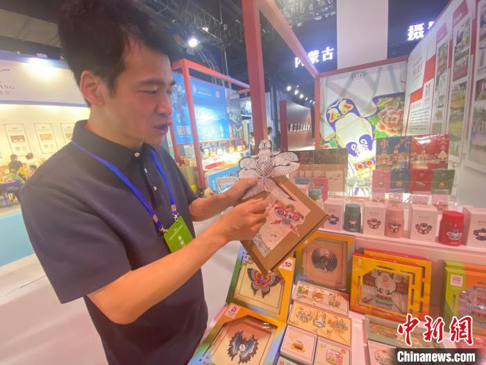 圖為繆伯剛為記者介紹“曹氏風箏”文創(chuàng)產(chǎn)品。　張瑋 攝