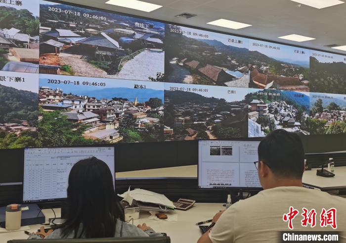 圖為普洱景邁山古茶林保護(hù)管理局工作人員通過監(jiān)測設(shè)備查看轄區(qū)內(nèi)傳統(tǒng)村落情況。　黃興鴻 攝