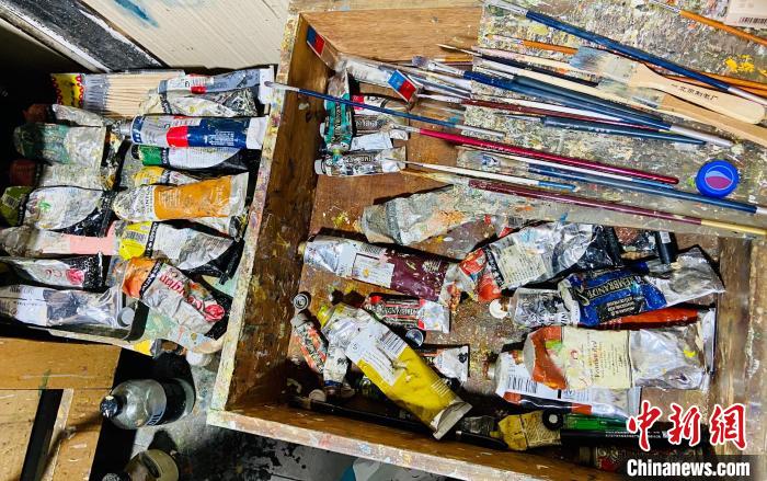 位光明作畫(huà)所用的顏料 項(xiàng)菁 攝