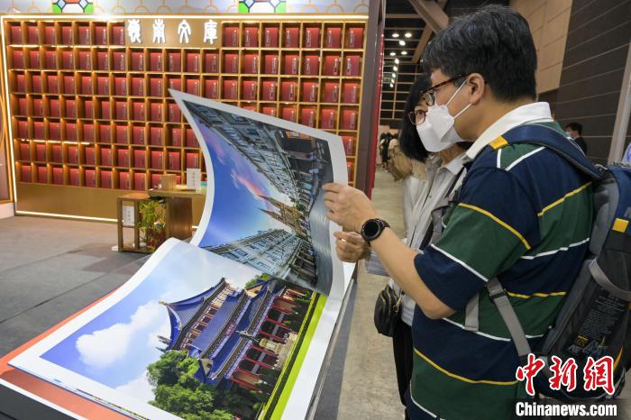 市民觀賞畫冊(cè)?！￡愑乐Z 攝