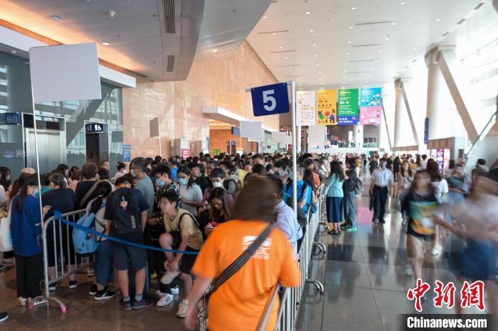 眾多市民等待進(jìn)入書展?！￡愑乐Z 攝