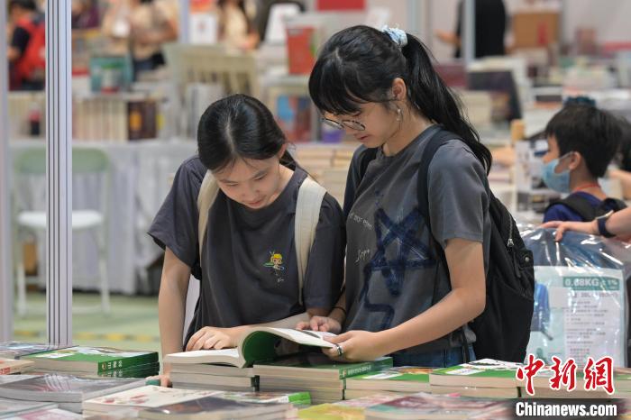 市民在書展內(nèi)看書?！￡愑乐Z 攝