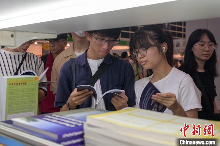 市民在書展內(nèi)看書?！￡愑乐Z 攝