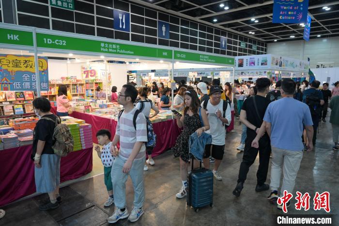 眾多市民到書展選購書籍。　陳永諾 攝