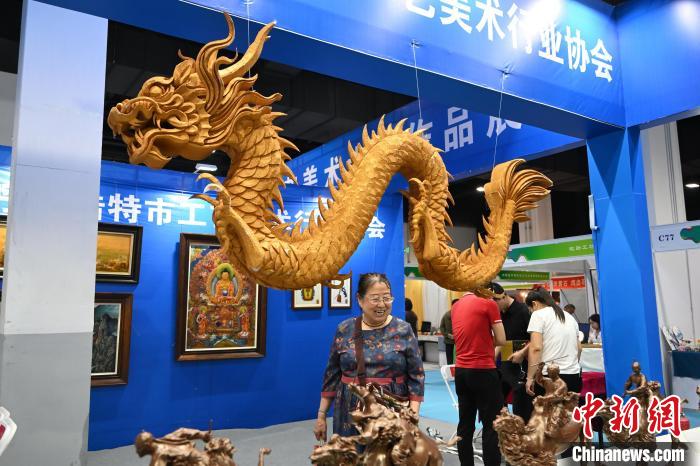 3米長(zhǎng)泡沫雕龍?jiān)谖牟?huì)上展出。劉文華 攝