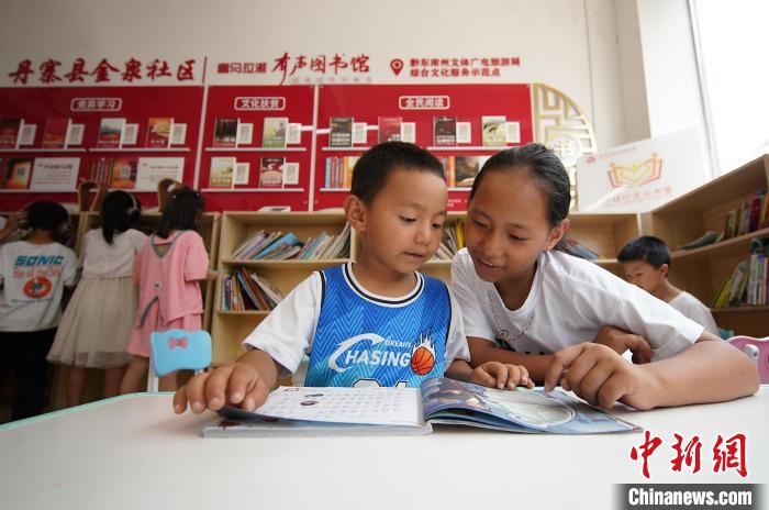 孩子們在社區(qū)圖書室看書。　黃曉海 攝