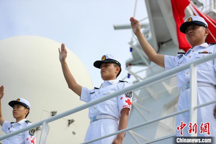 分區(qū)列隊官兵向送行人群揮手告別?！⌒煳?攝