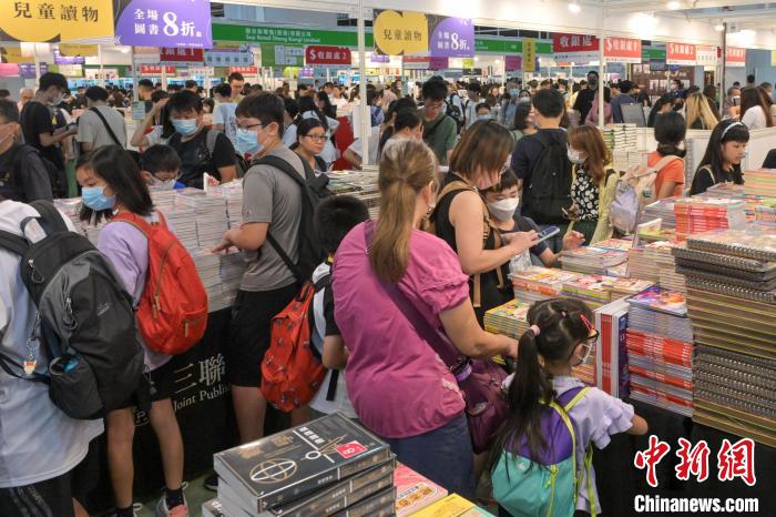 眾多市民到書(shū)展選購(gòu)書(shū)籍。陳永諾 攝
