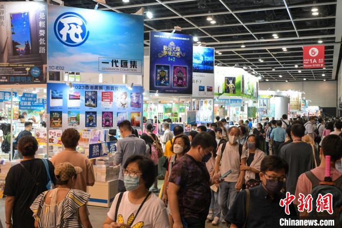 眾多市民到書(shū)展選購(gòu)書(shū)籍。陳永諾 攝1