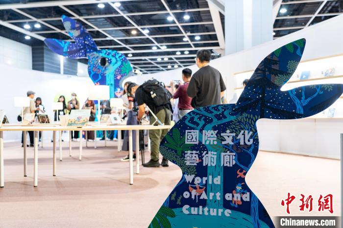 本屆書(shū)展新增設(shè)的“國(guó)際文化藝術(shù)廊”板塊展區(qū)。侯宇 攝