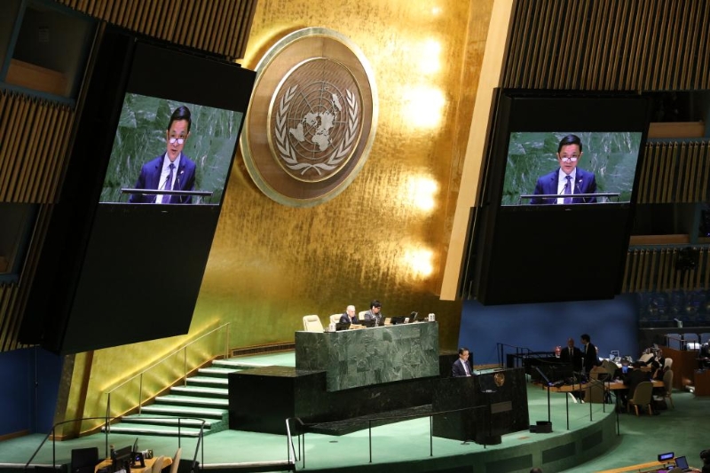 2月23日，在位于紐約的聯(lián)合國總部，中國常駐聯(lián)合國代表團(tuán)臨時代辦戴兵在聯(lián)合國大會烏克蘭問題緊急特別會議上指出，無論困難多大，政治解決的大門不能關(guān)上，推動盡快實(shí)現(xiàn)?；鹬箲?zhàn)是當(dāng)務(wù)之急，輸送武器不會帶來和平。（圖源：新華社）